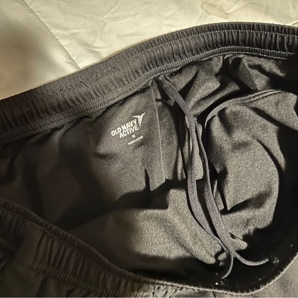 Old Navy Men’s Medium Quick Dry Reflective Running Shorts with Zippered Pocket - Picture 2 of 6